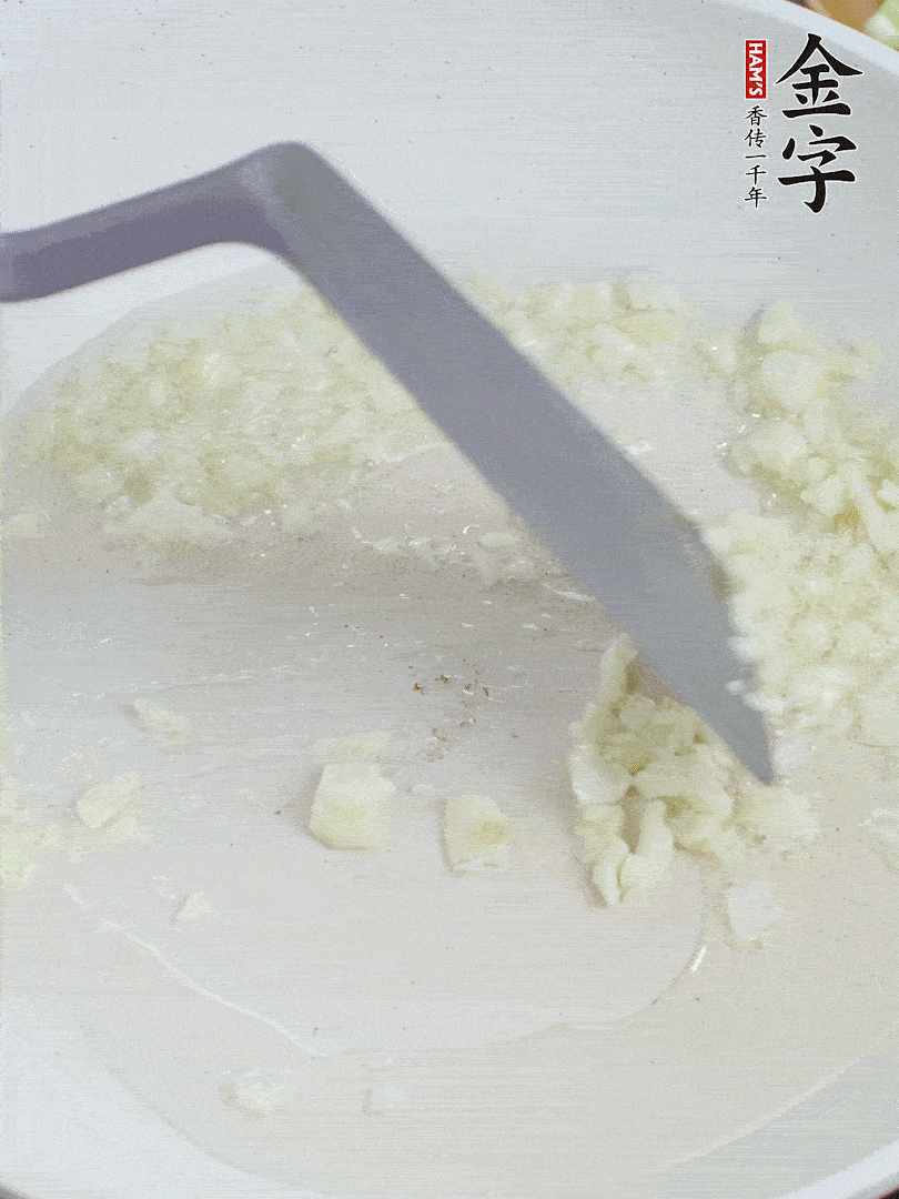 冷鍋熱油，下大蒜煎至兩面微黃。