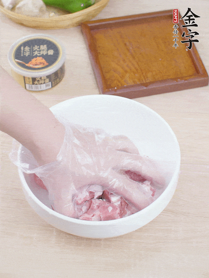 豬小排，加1勺料酒、1勺蠔油、1/3勺白胡椒粉、淀粉，抓拌均勻腌漬30分鐘。青椒去蒂去籽切塊。洋蔥去皮切塊。