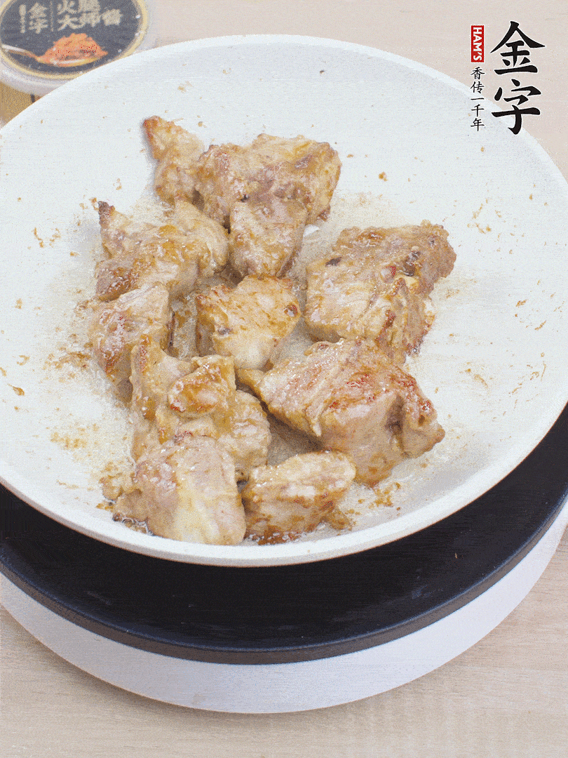 油4成熱，下小排煎炒至邊緣微微發(fā)焦。