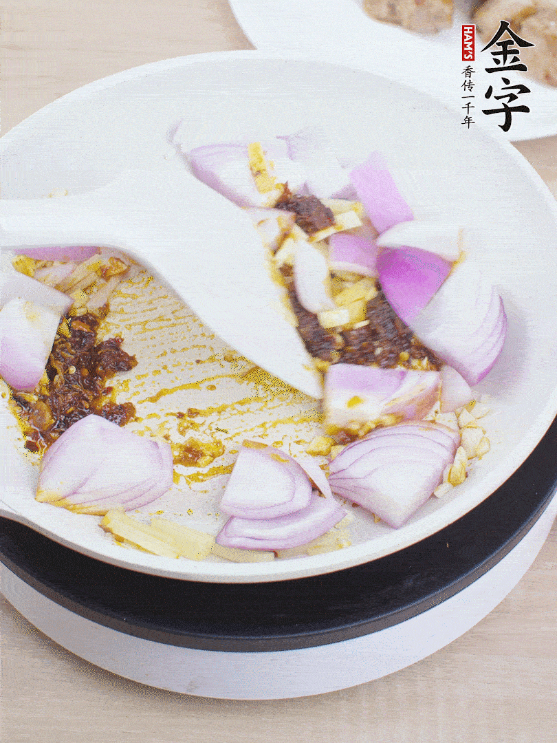 另起一鍋，姜、蒜末、1勺金字火腿大師醬、洋蔥塊炒香。