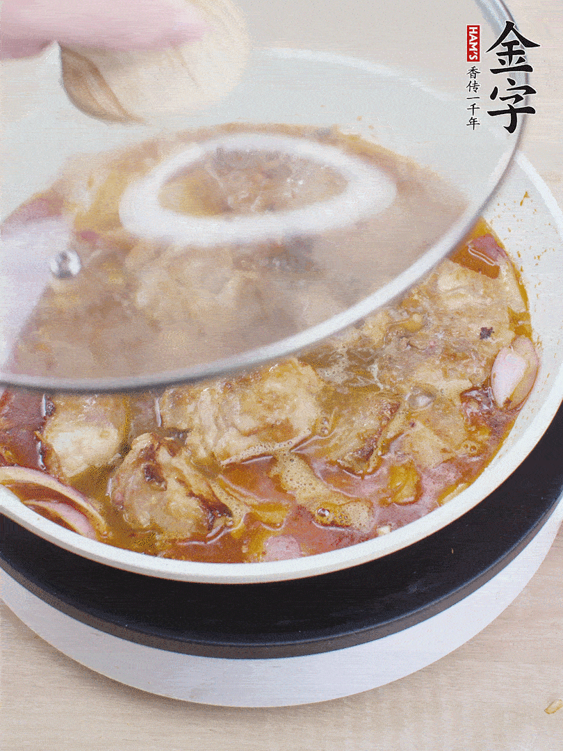 下小排翻炒，加1勺生抽、1點白砂糖和少許水燜2分鐘。