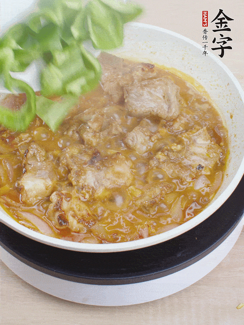 下青椒，翻炒炒至湯汁收干。