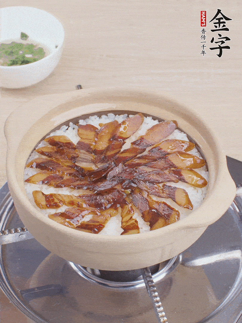 快收水時，鋪醬油肉，鍋邊淋點油，轉動砂鍋，燜煮2分鐘。