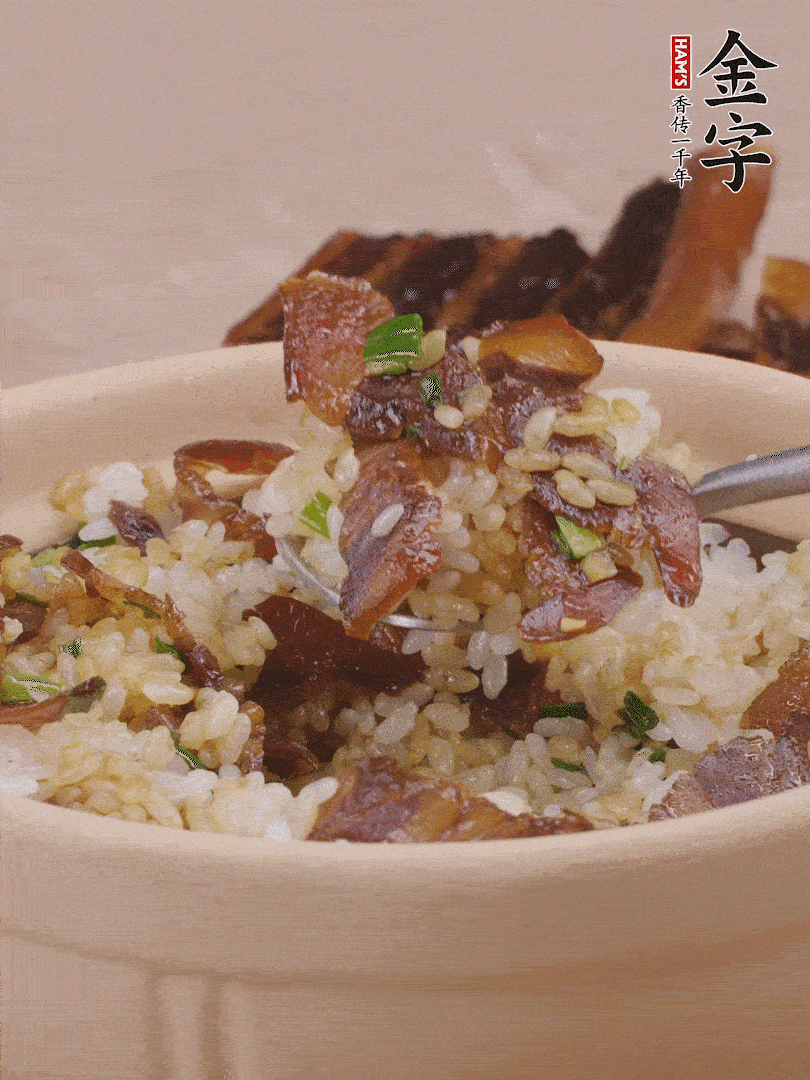 揭蓋后撒點蔥花裝飾，趁熱拌勻。