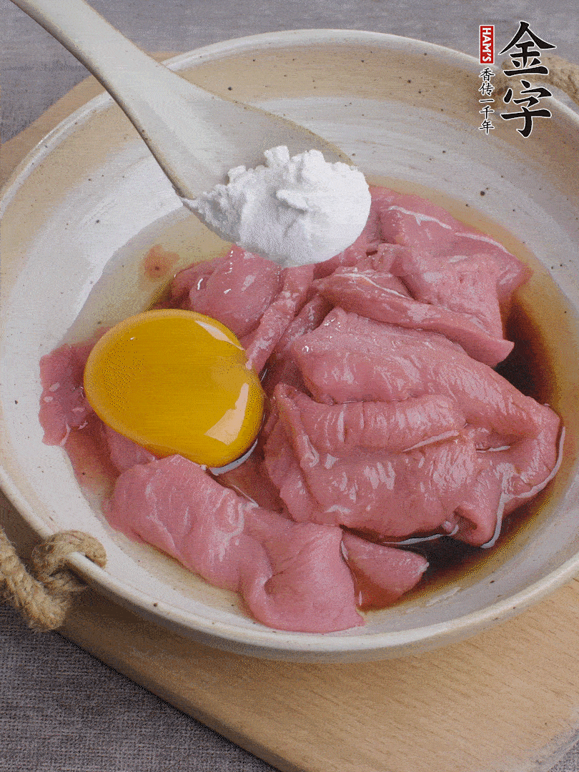 牛肉切片，雞蛋1個、水2勺、料酒1/2勺、生抽1/2勺、生粉1勺腌15分鐘。