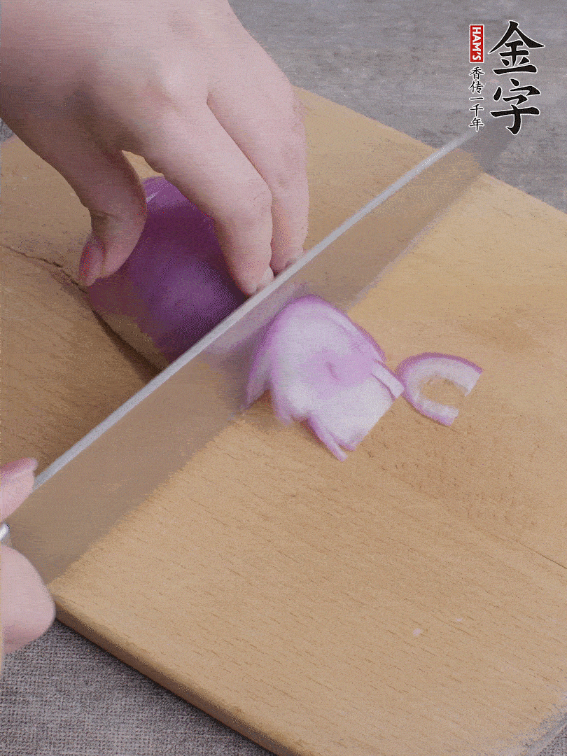 洋蔥切絲、蔥切段。