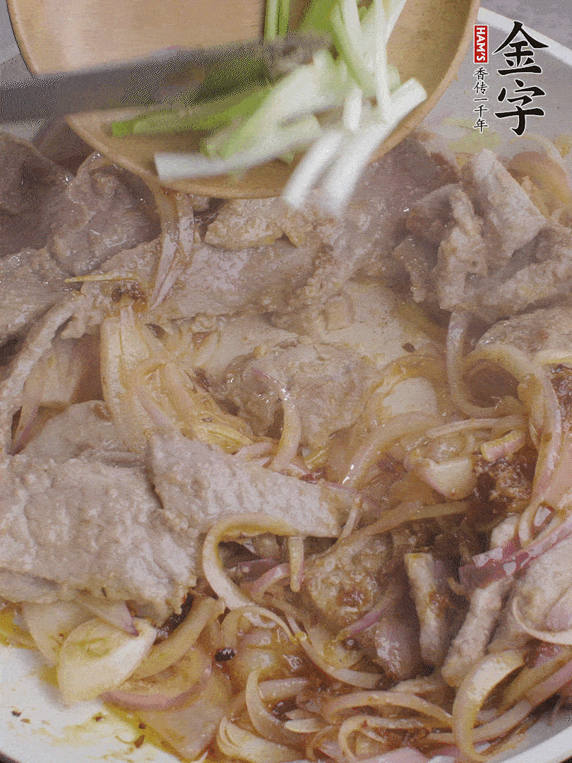 下牛肉、蔥段快炒。
