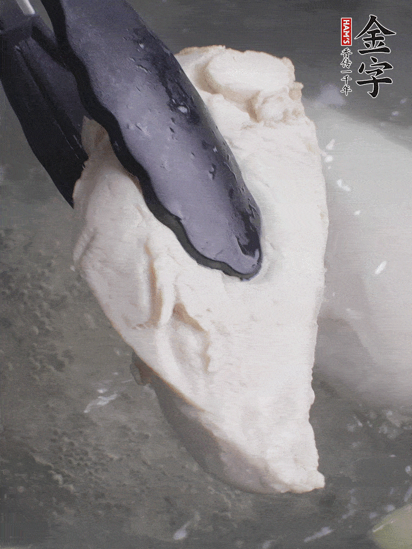 雞胸肉冷水下鍋，加姜片煮熟。過冰水撕成細(xì)絲。