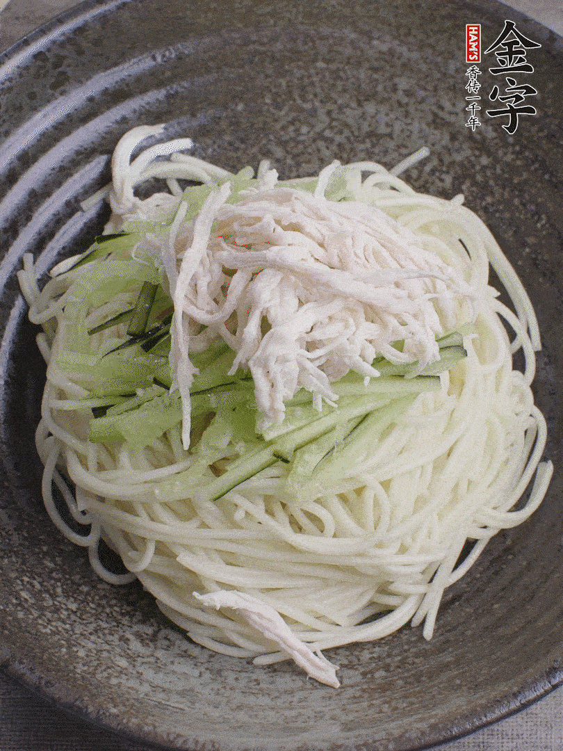 堿水面（熟）倒入大碗中，鋪上黃瓜絲、雞絲。