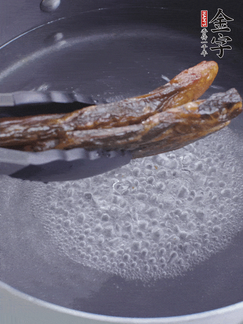 金字醬油肉水煮15分鐘，切薄片。
