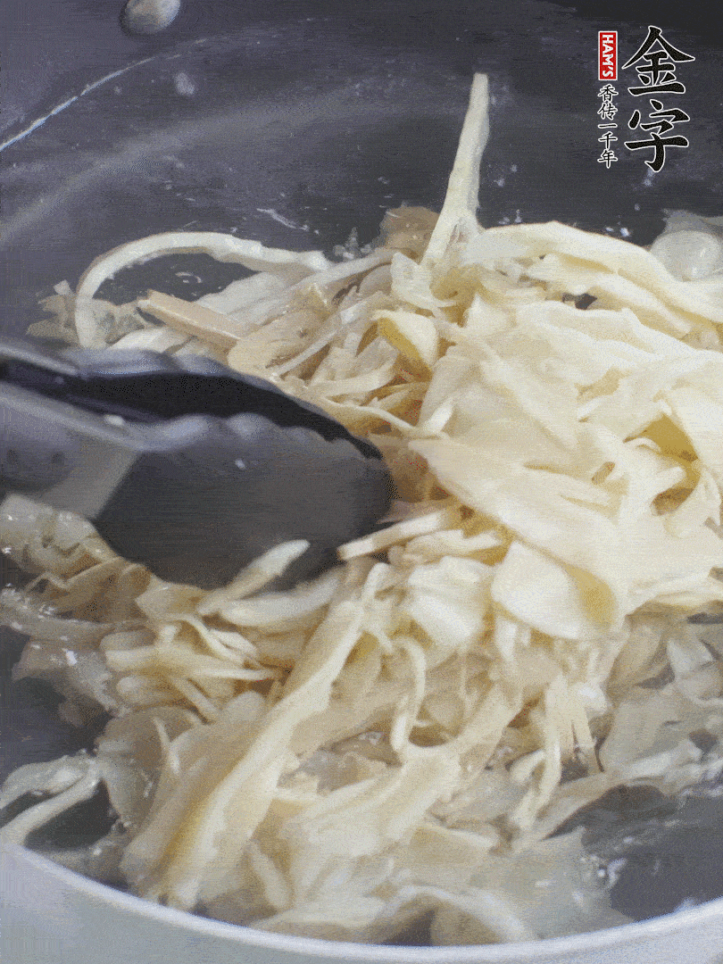 糯米筍焯水1分鐘，過涼水，擠干水份。