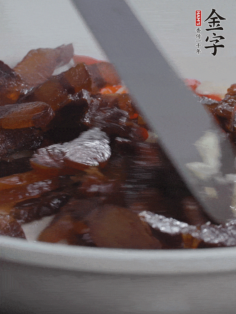 下醬油肉，煸出油脂。