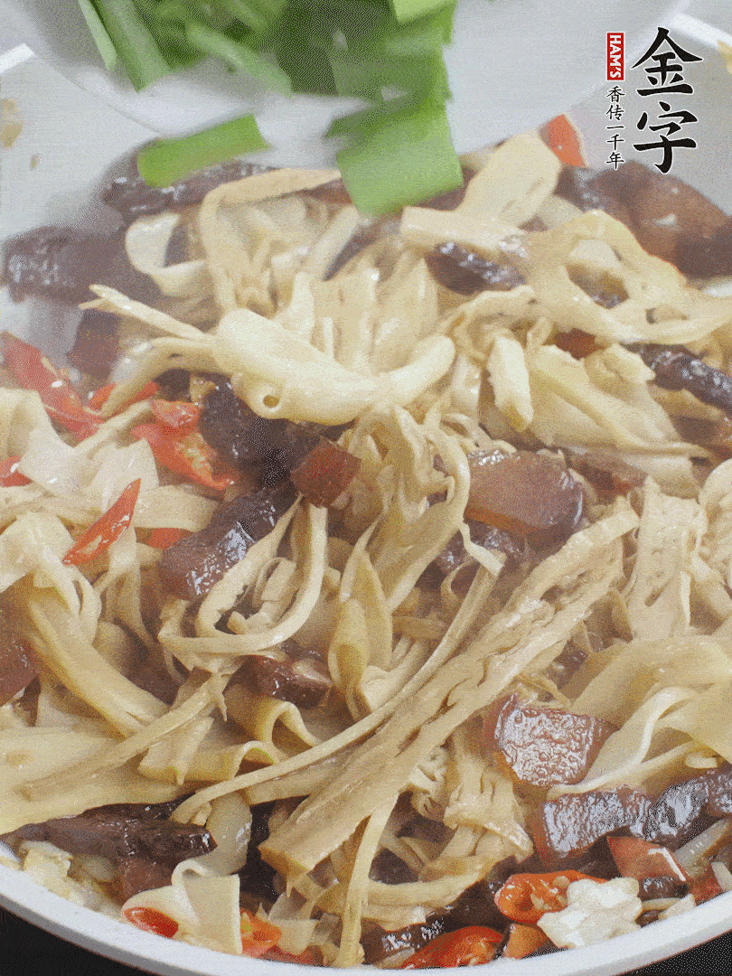 翻炒均勻，下蒜葉。