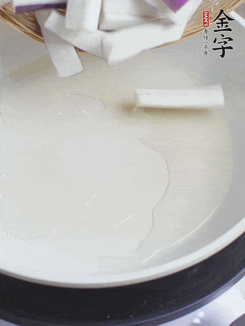 杭茄洗凈去蒂，縱向剖成4份，切成長10cm左右的段。白洋蔥切絲?？谀⑾磧羧サ舯＜t椒切菱形片。