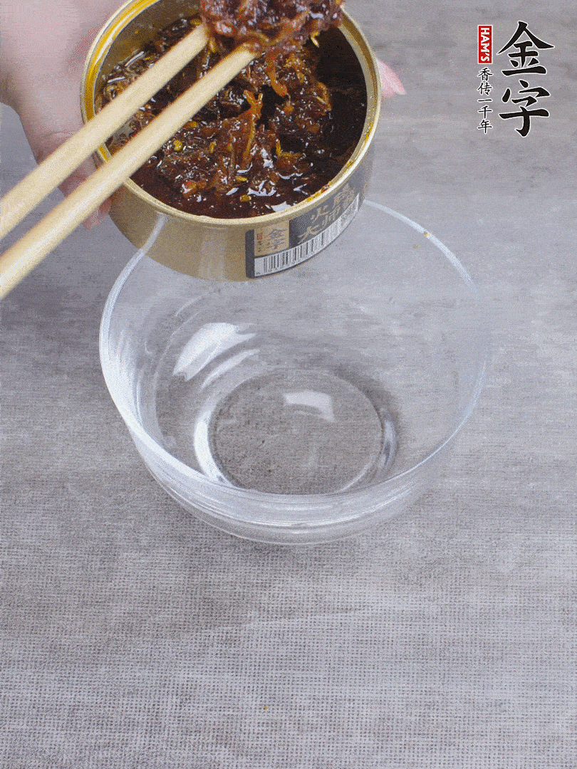 金字火腿大師醬2勺、醬油1勺、白砂糖1/2勺調(diào)勻。