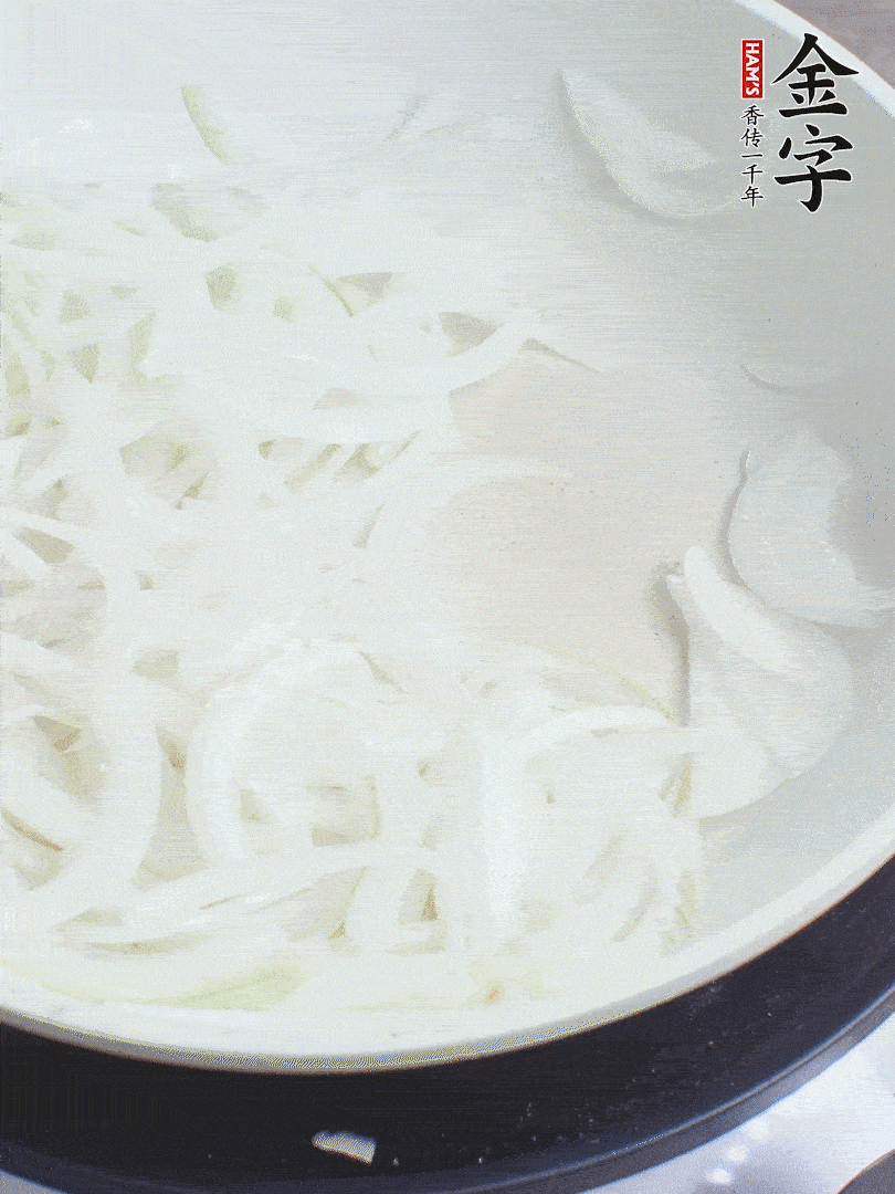 油熱下洋蔥絲、紅椒炒出香味。