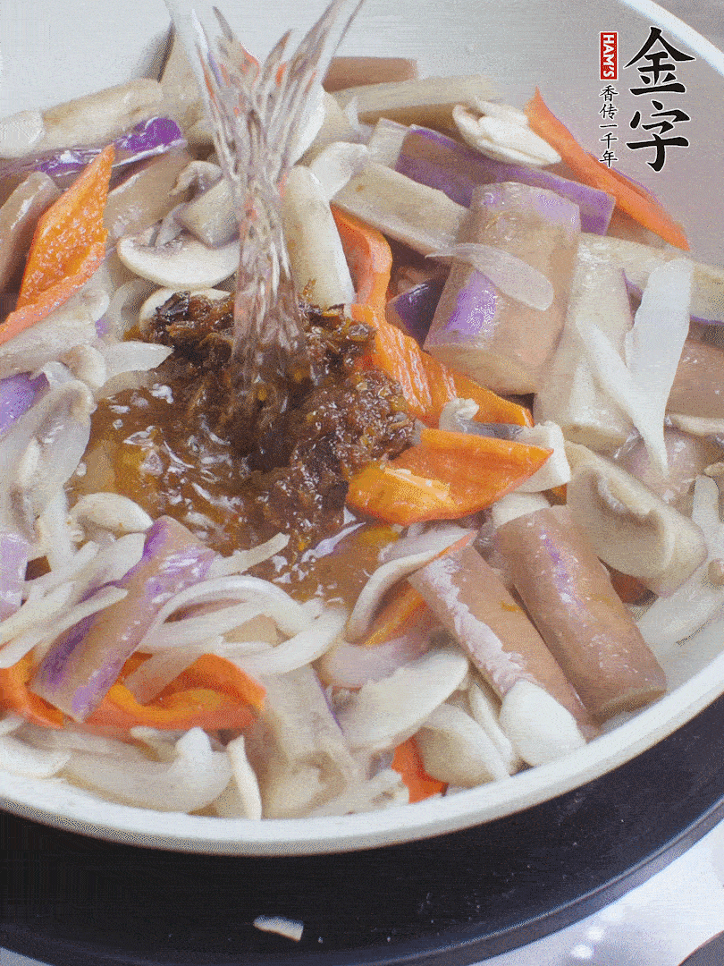 下茄子、口蘑，淋入料汁，加熱水份收干。