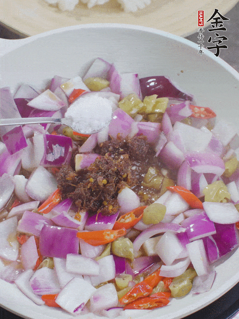 加1大勺金字火腿大師醬、2勺生抽、1勺糖，翻炒。