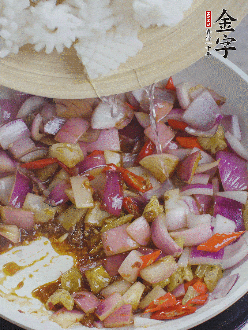 下魷魚花，2勺料酒炒勻。