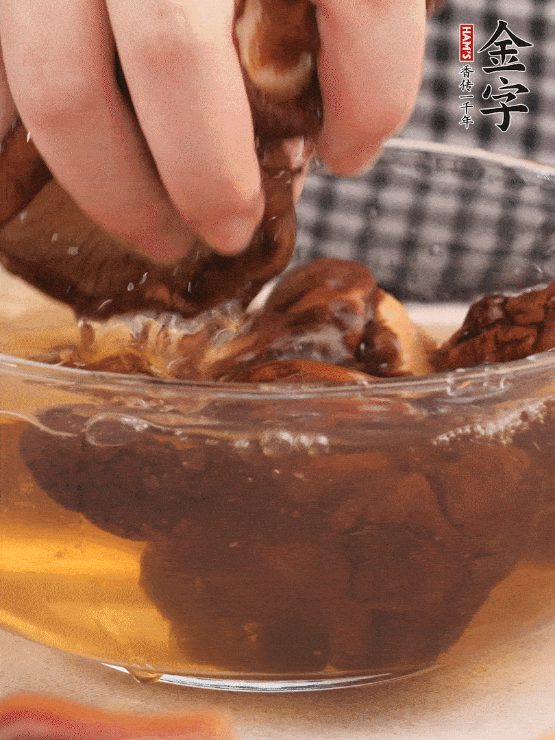 干香菇溫水泡發(fā)，去蒂洗凈切十字。