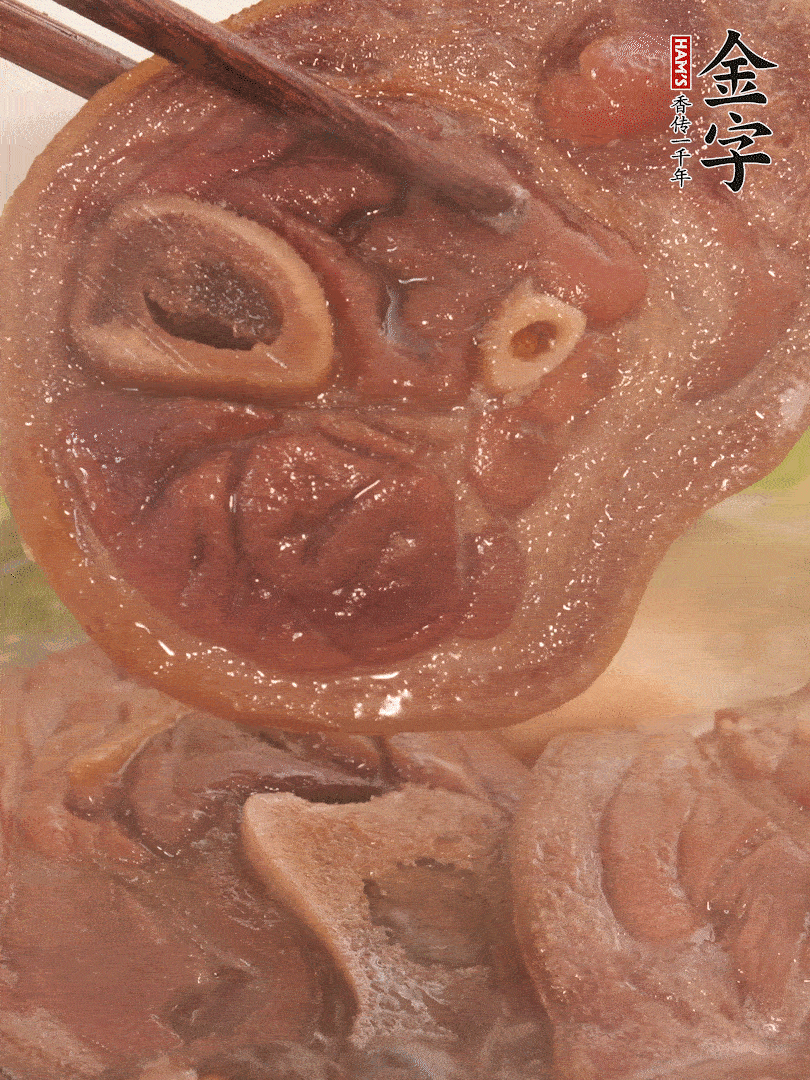 大火燒開(kāi)后，調(diào)成小火燜煮30分鐘，煮至蓮藕軟糯。