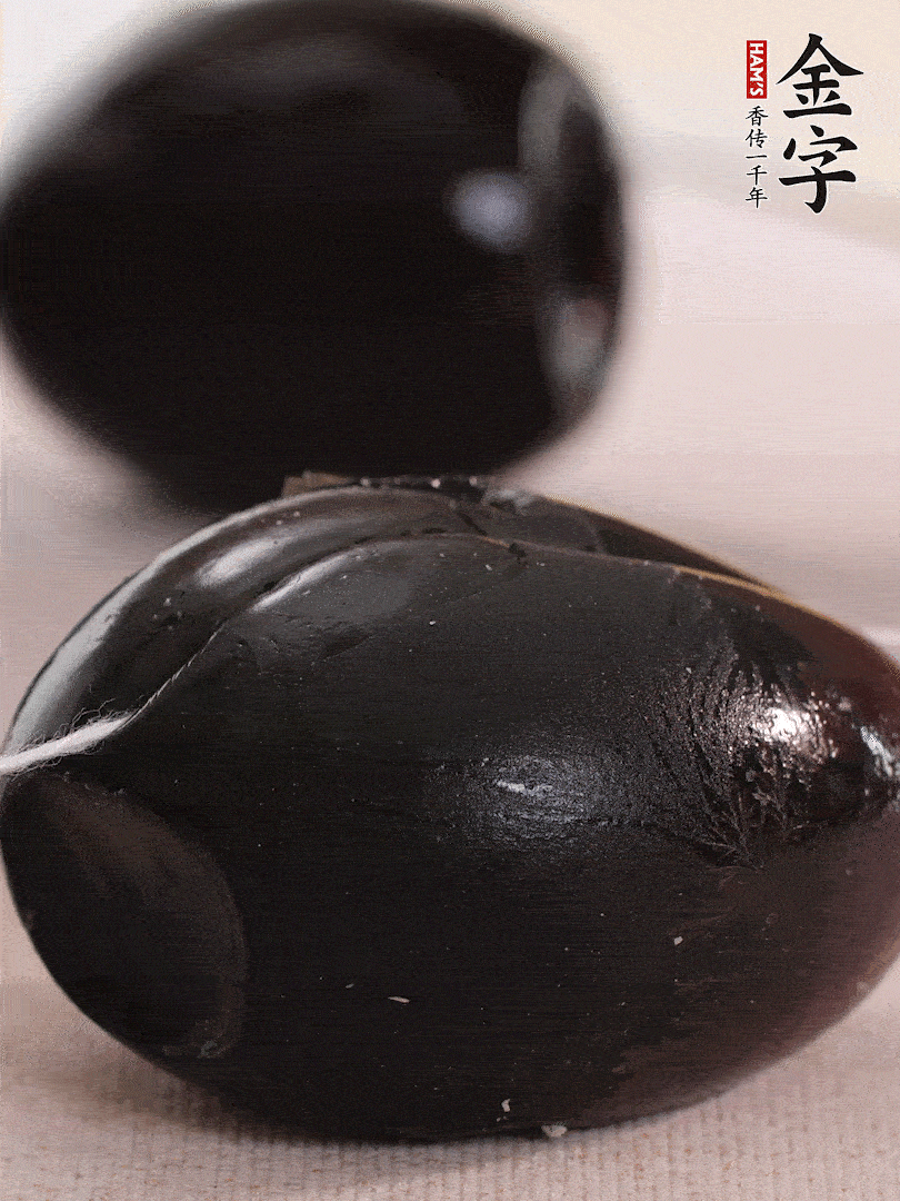 娃娃菜金針菇去跟洗凈，皮蛋改刀。