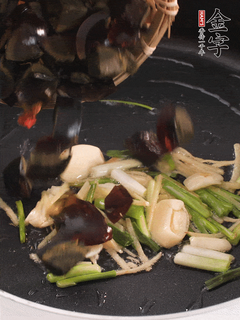 熱油爆香蔥姜，放入皮蛋翻炒至氣泡。