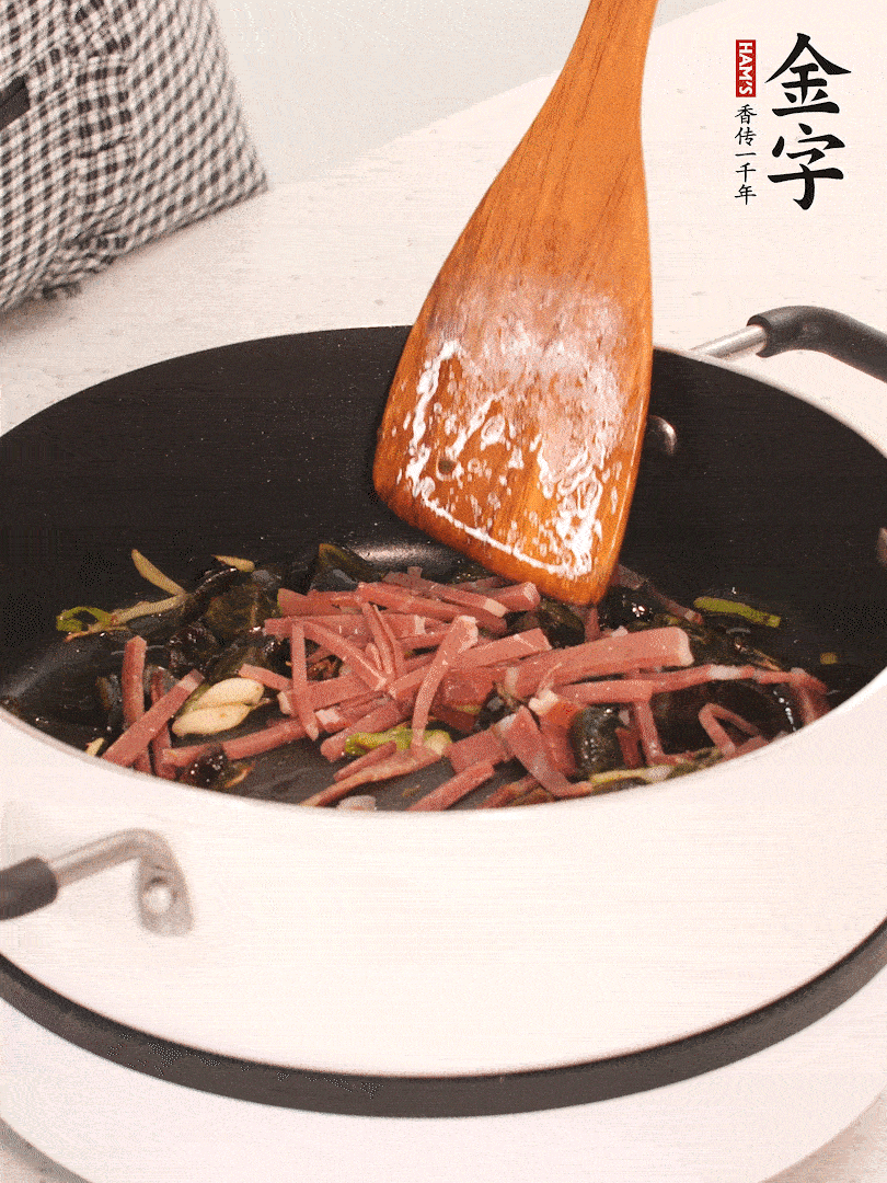 加入火腿煸炒一會，倒入開水燉煮15分鐘。