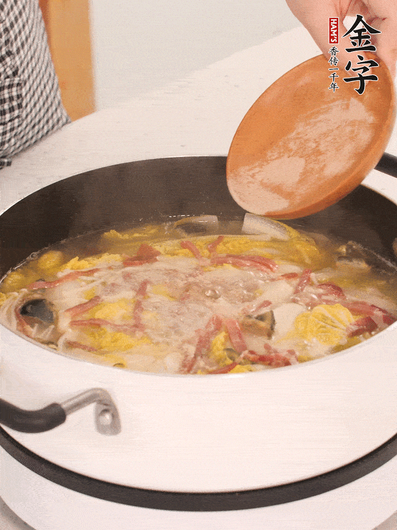 加適量的白胡椒調(diào)味。