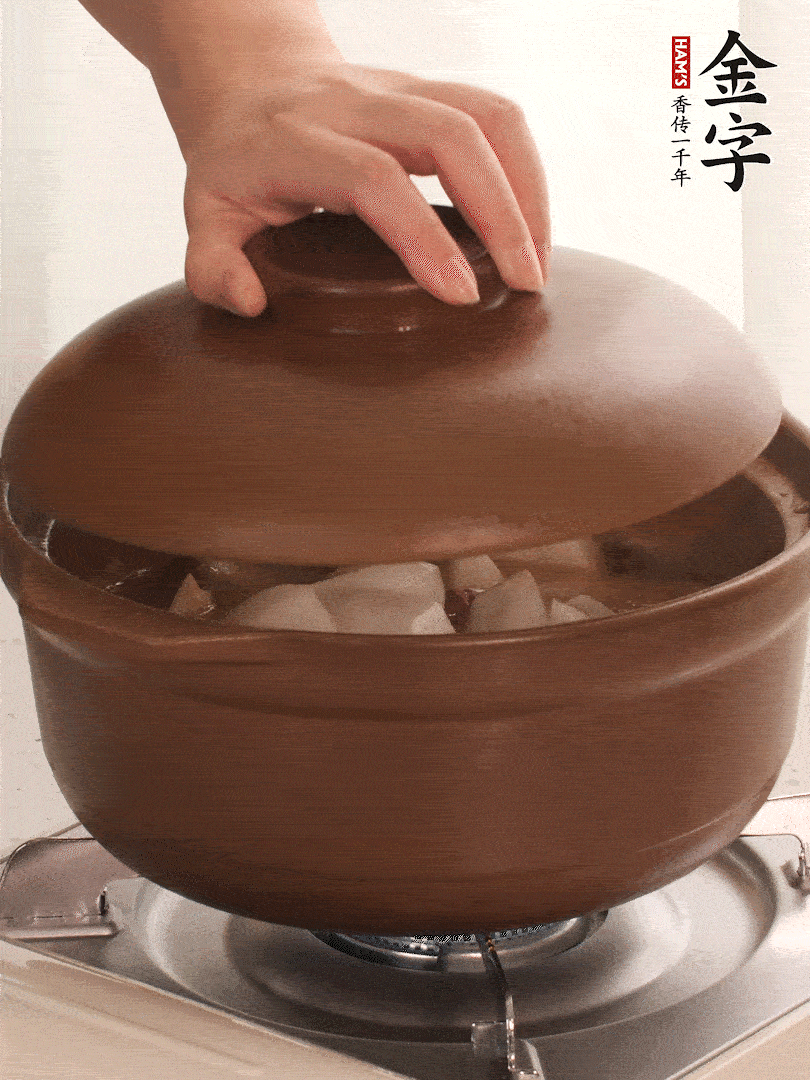 倒沒過食材的熱水，大火燒開。蓋上蓋子轉中小火，燉15-20分鐘。等蘿卜煮到喜歡的軟爛度就可以關火。