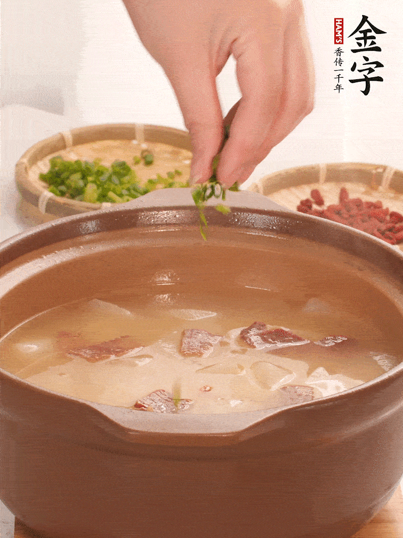 最后點綴點小蔥花、枸杞，增色提味。