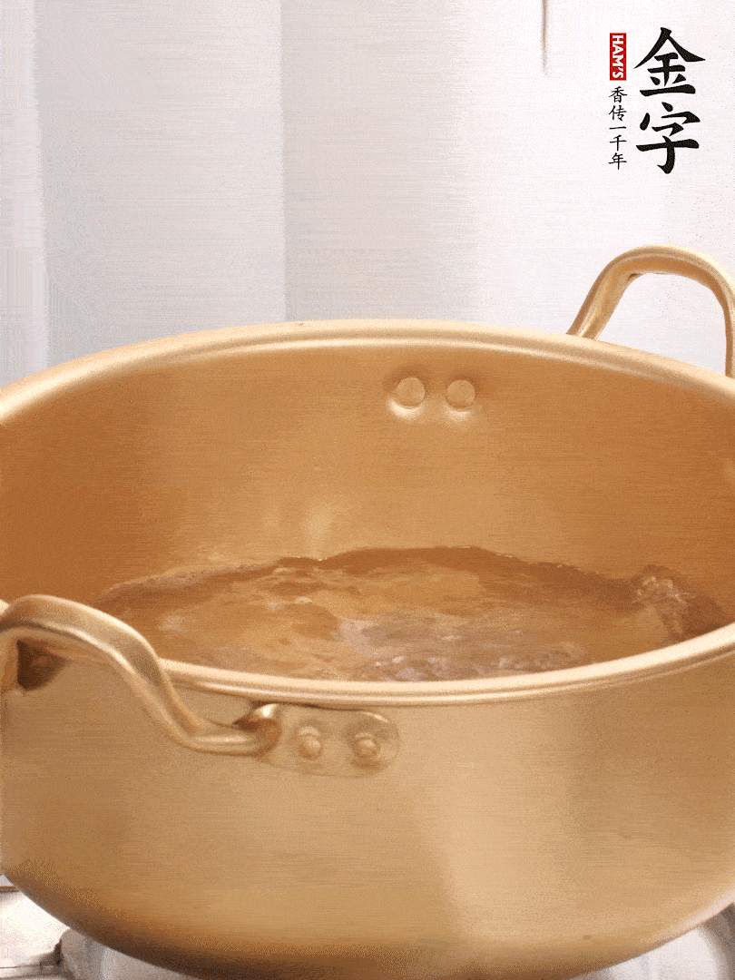 排骨加姜片、料酒，冷水下鍋焯水，撇去浮沫。