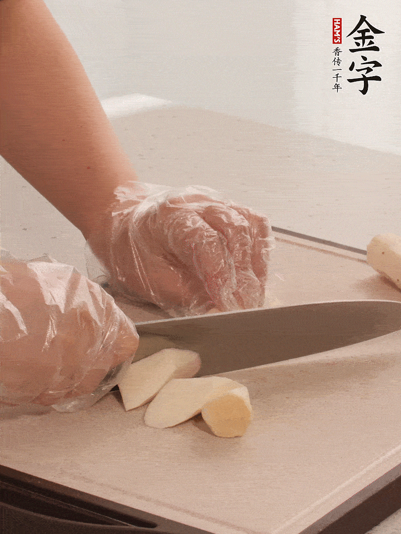 鐵棍山藥洗凈削皮，切斜刀塊。