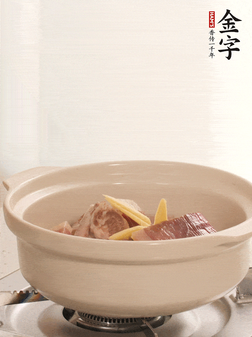 湯鍋放入排骨、火腿、姜，加適量水。煮開后轉(zhuǎn)小火燉40分鐘。