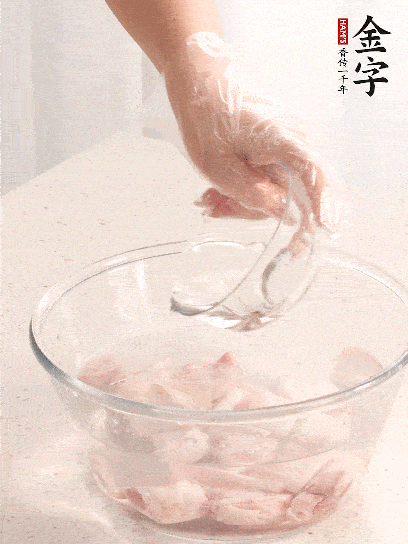 豬蹄除去雜毛、刮去油膩，斬成大塊，冷水浸泡半小時(shí)出血水，冷水下鍋，放入姜片、醋去腥，水燒開大約2分鐘，撈出。（白醋能夠讓豬蹄更白凈）