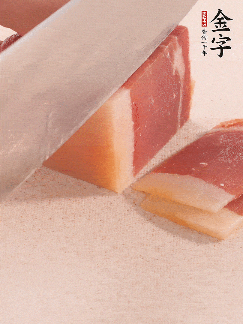 金字火腿切片，溫水浸泡5分鐘。