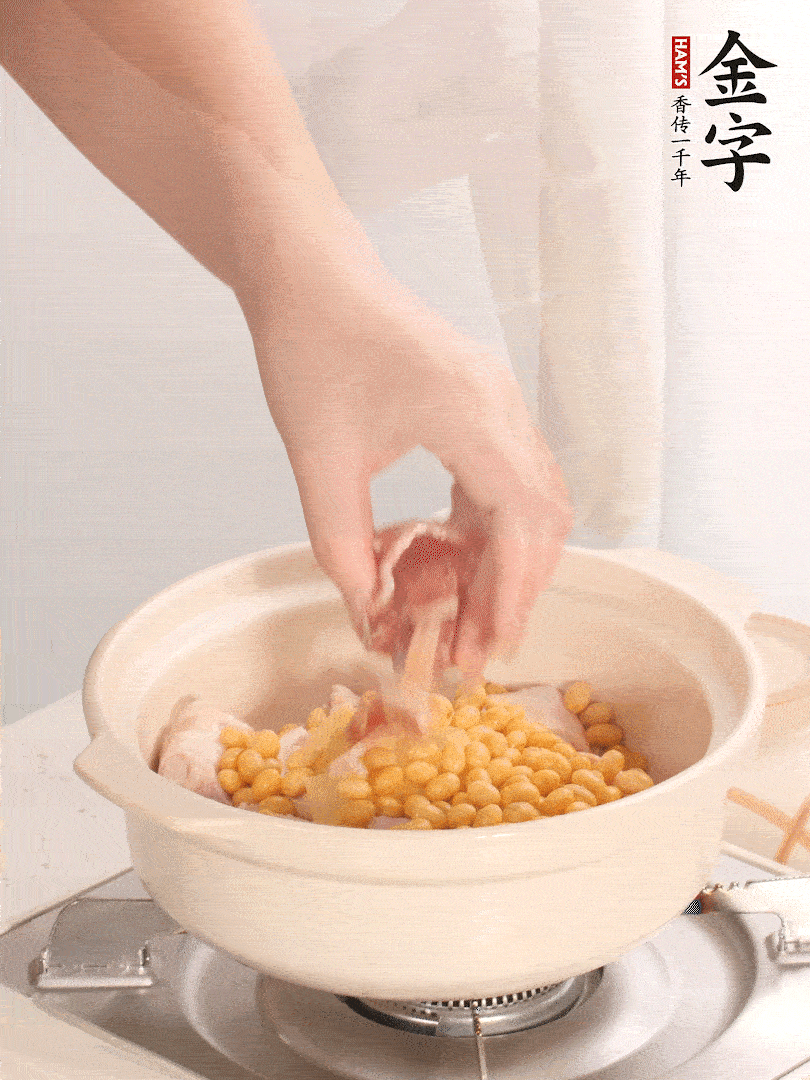 湯鍋放入豬蹄、姜片，加入黃豆、火腿，倒入足量的清水、適量料酒。