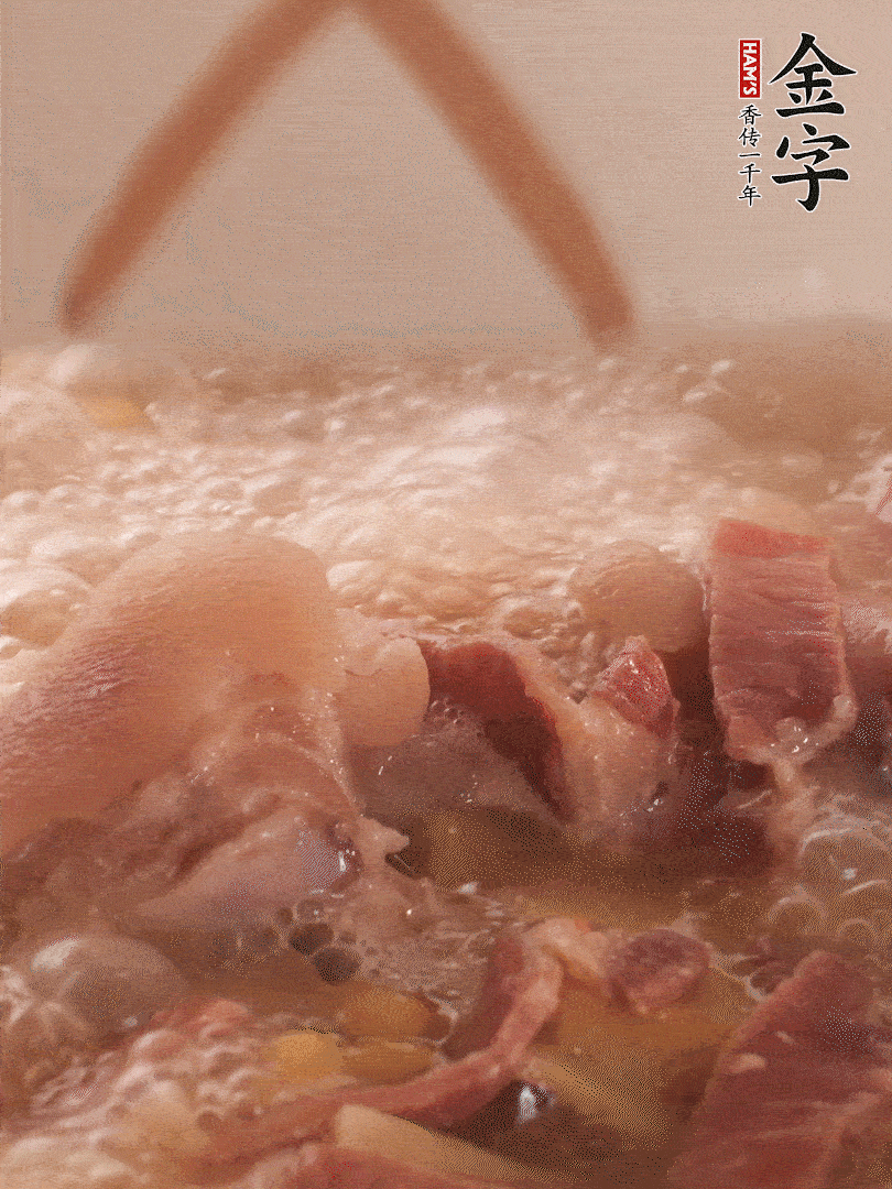 大火將水煮開后，蓋上鍋蓋，轉(zhuǎn)小火慢燉1個(gè)半小時(shí)。