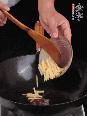 留少許余油，下姜絲、毛豆、火腿翻炒。