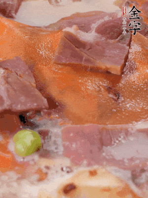 放適量料酒、清水煮到沸騰，再下蟹塊燜煮8分鐘。