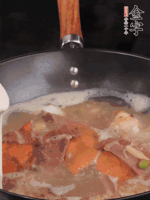 最后用面糊勾芡，燒至收汁，出鍋前撒點(diǎn)蔥段。