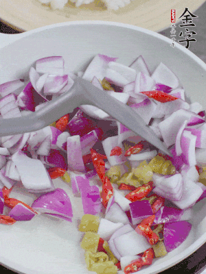 冷鍋熱油，下洋蔥、小米辣、泡椒，炒出香味。