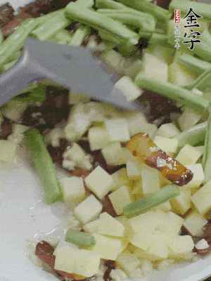 下蒜末、豆角、土豆塊翻炒。