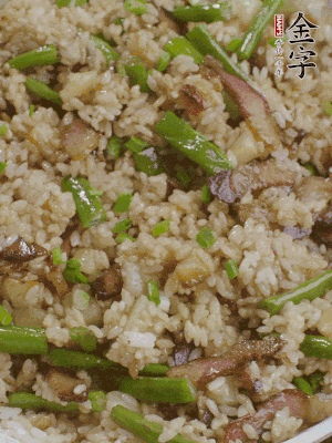 淋一點(diǎn)生抽、蠔油，撒蔥花。