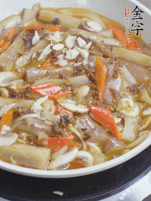 撒蒜末、香菜末。