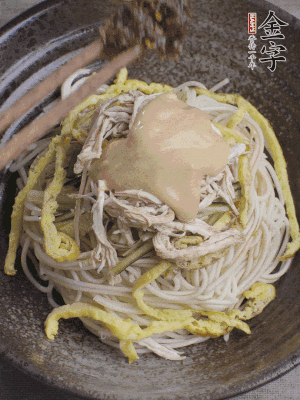 生抽1勺、醋1勺、芝麻醬1勺、金字火腿大師醬1勺。