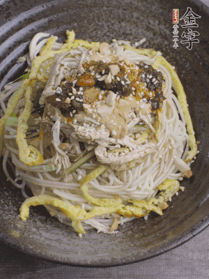 撒上花生碎、白芝麻、蔥花。