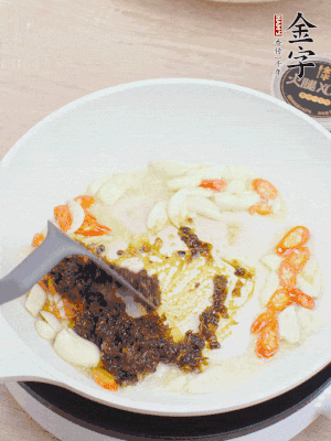 豬油下鍋，爆香蒜片、金字火腿XO醬。