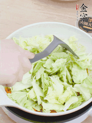 下卷心菜翻炒。