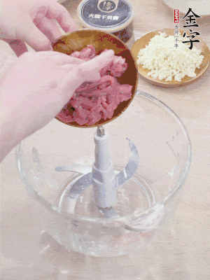 牛肉攪成牛肉泥。